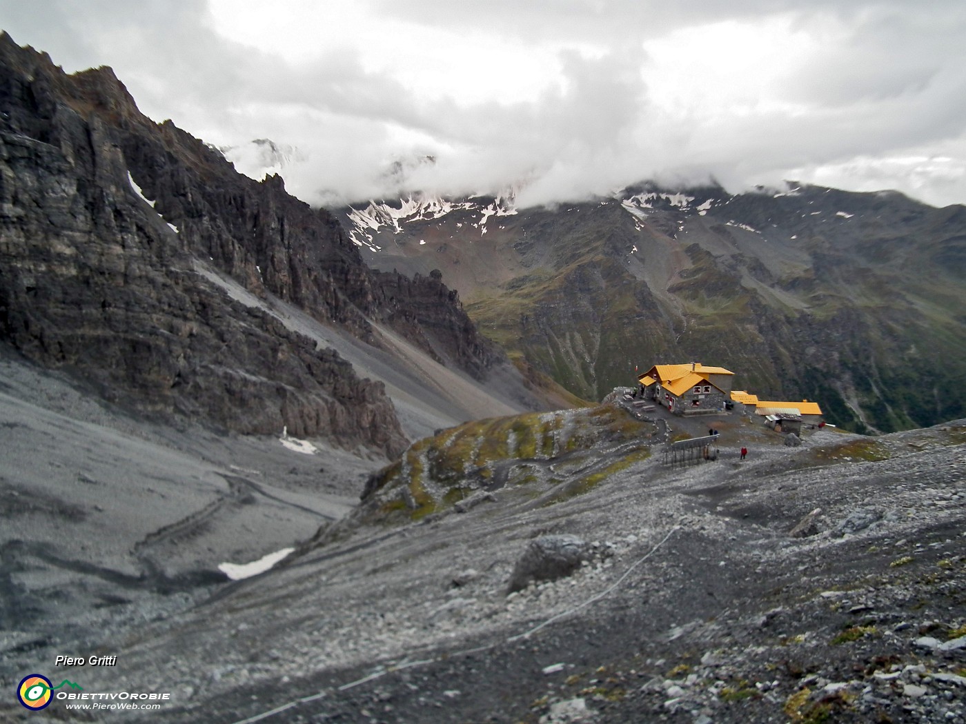 51 Il rifugio dall'alto.JPG